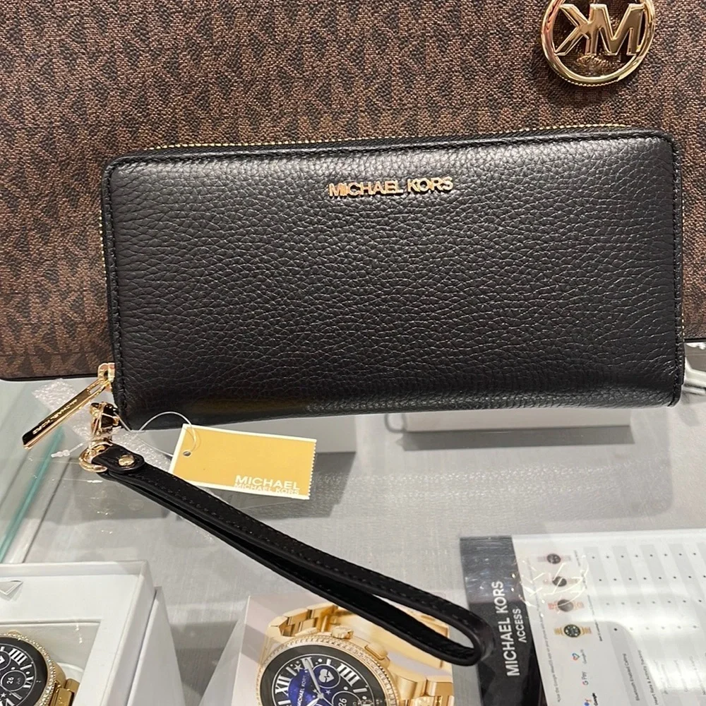 MICHAEL KORS LARGE TRAVEL CONTINENTAL WRISTLET WALLET PHONEHOLDER BLACK /Gold